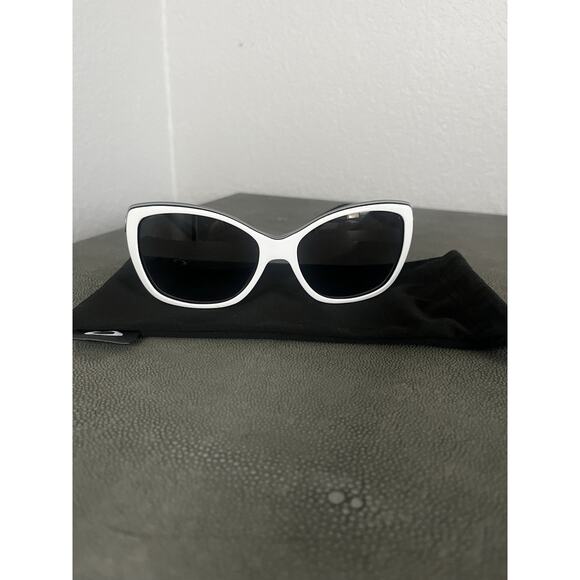 Oakley Black and White Women's Sunglasses News Flash - Picture 2 of 10